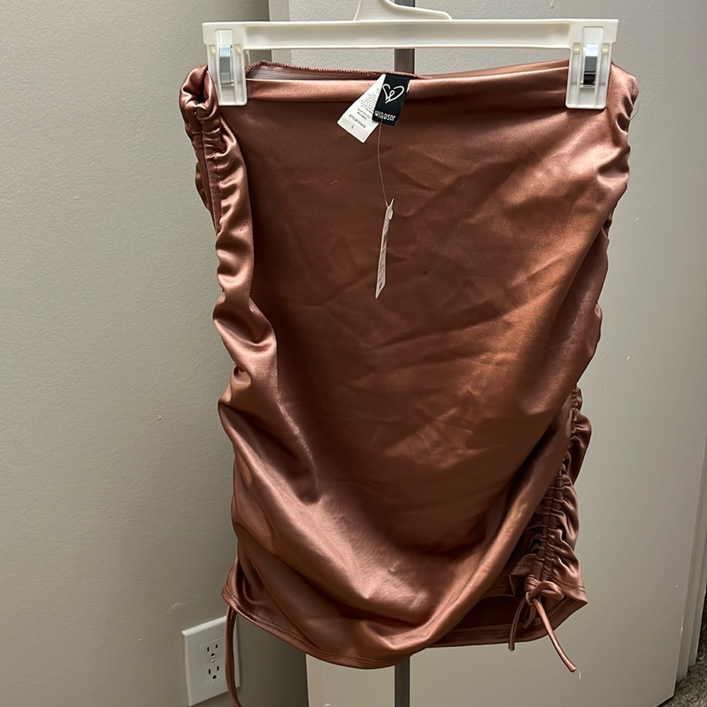 BRAND NEW NEVER WORN Windsor Skirt. Size L.